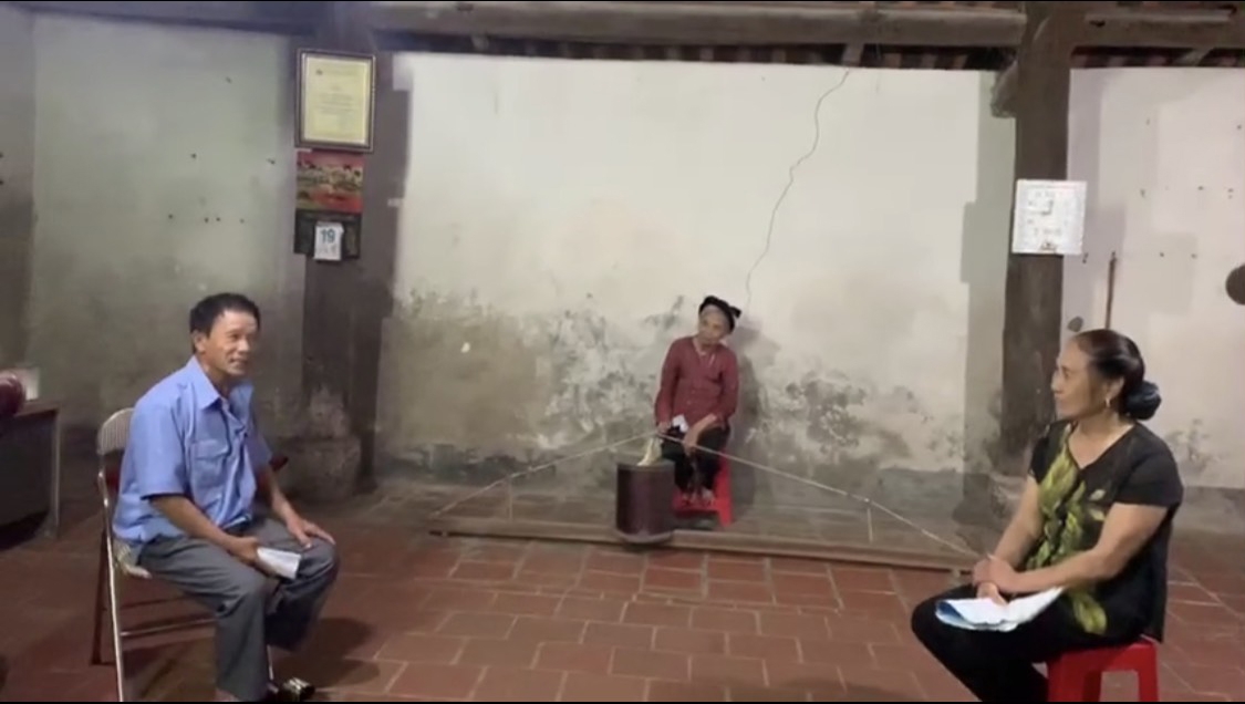 Hai vợ chồng cao tuổi vẫn nặng lòng với  hát trống quân