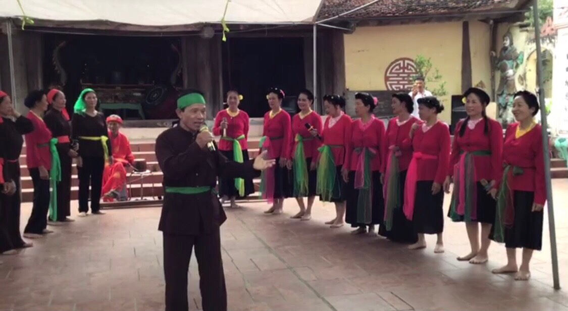 Hai vợ chồng cao tuổi vẫn nặng lòng với  hát trống quân