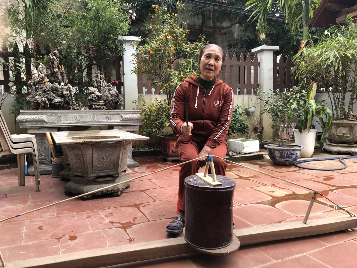 Hai vợ chồng cao tuổi vẫn nặng lòng với  hát trống quân