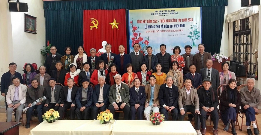 Các hội viên chụp ảnh lưu niệm tại Hội nghị