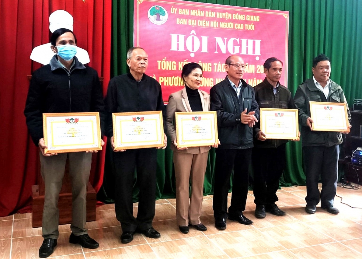 Hội NCT huyện Đông Giang, tỉnh Quảng Nam khen thưởng các tập thể, cá nhân xuất sắc năm 2022