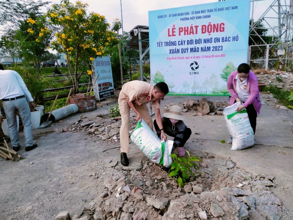 Thực hiện “Tết trồng cây đời đời nhớ ơn Bác Hồ” và bảo vệ môi trường