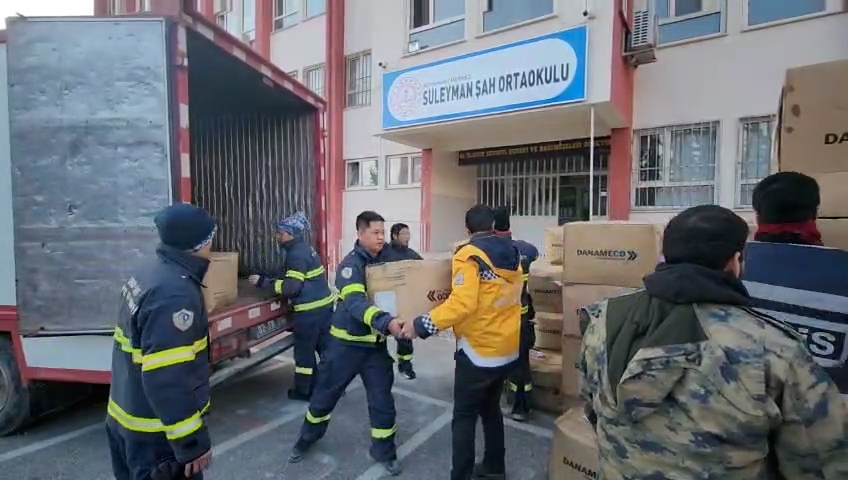 Ngay sau đó, Đoàn Việt Nam đã khẩn trương phối hợp cùng với các đội cứu trợ khác để vận chuyển số thiết bị y tế này đến điểm tập kết.