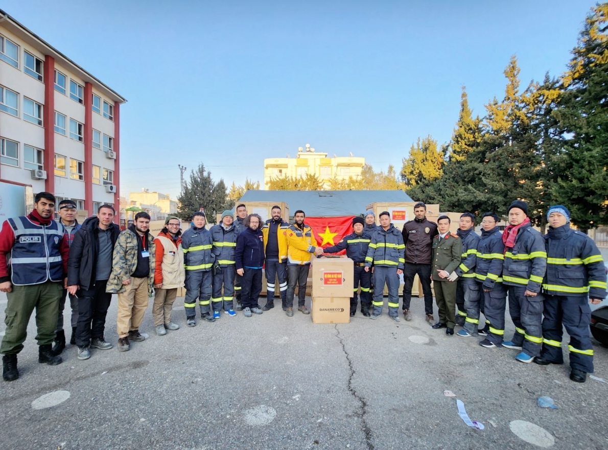 Đoàn cứu hộ cứu nạn Việt Nam bàn giao thiết bị y tế cho Thổ Nhĩ Kỳ.