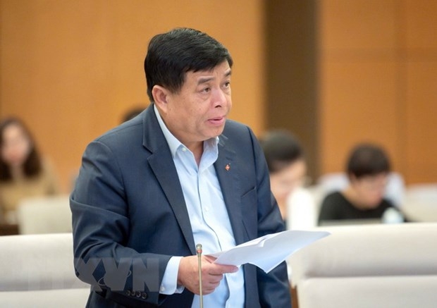 Bộ trưởng Bộ Kế hoạch và Đầu tư Nguyễn Chí Dũng trình bày tờ trình. (Ảnh: Doãn Tấn/TTXVN)