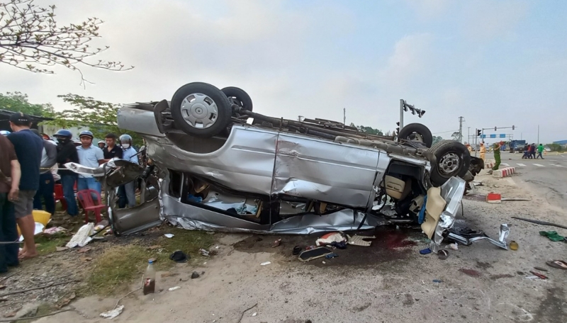 Ô tô khách bị hư hỏng nặng, lật ngửa sau vụ tai nạn. Ảnh: Báo CAND