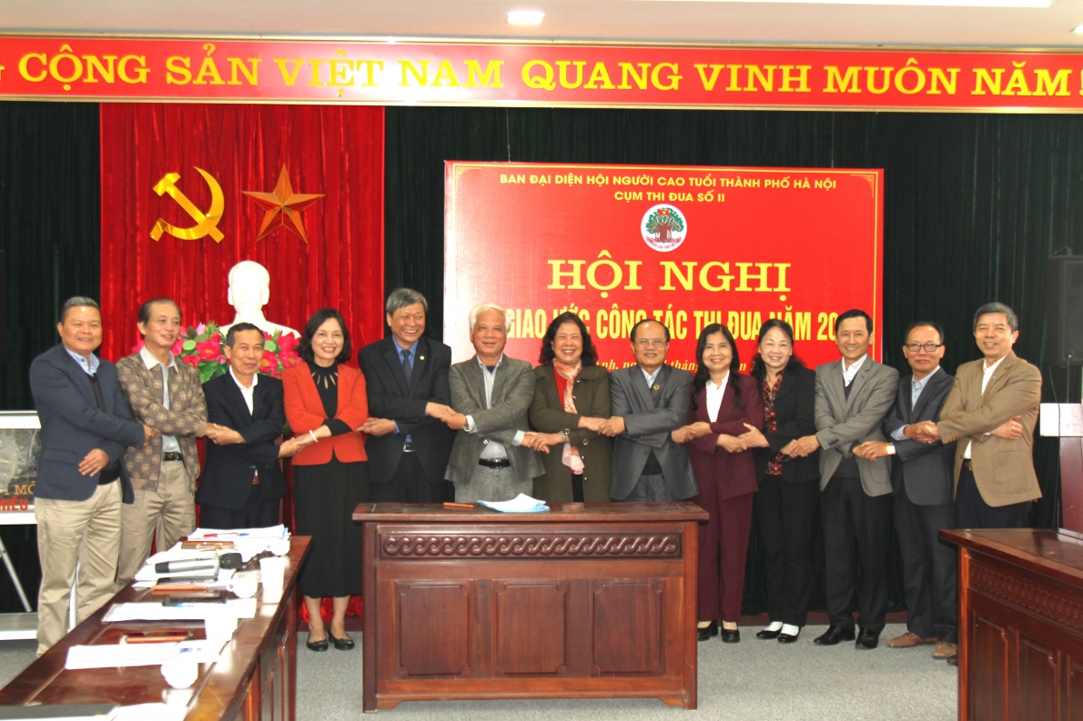 Các đại biểu biểu thị quyết tâm đoàn kết, hoàn thành thắng lợi các nhiệm vụ trọng tâm năm 2023