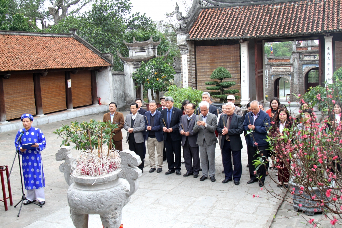 Các đại biểu dâng hương tưởng nhớ vua Thục An Dương vương tại Khu Di tích lịch sử quốc gia đặc biệt thành Cổ Loa