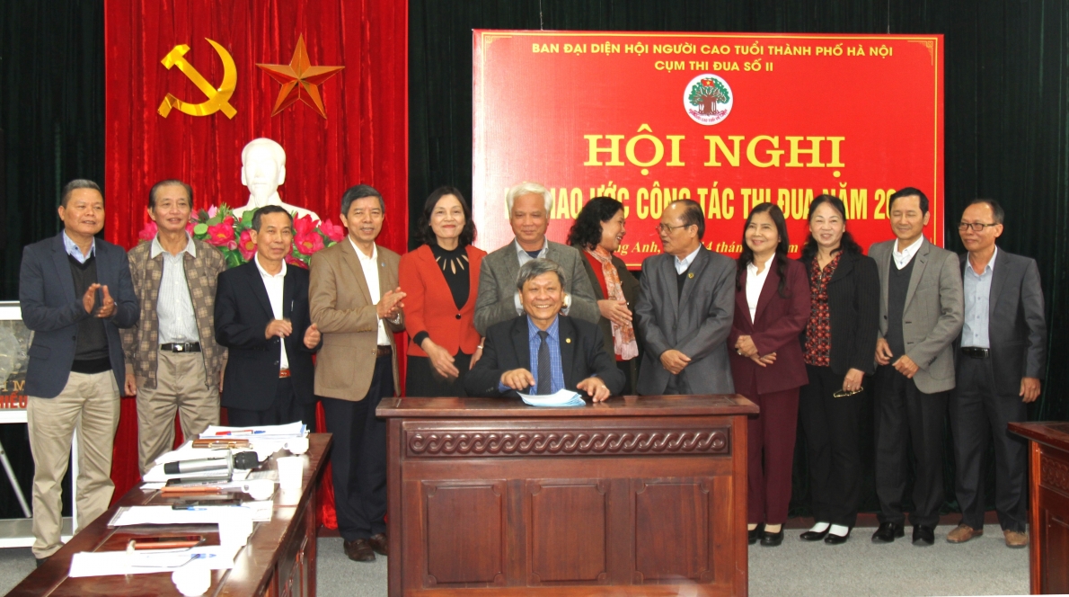 Cụm trưởng Đông Anh kí kết giao ước thi đua