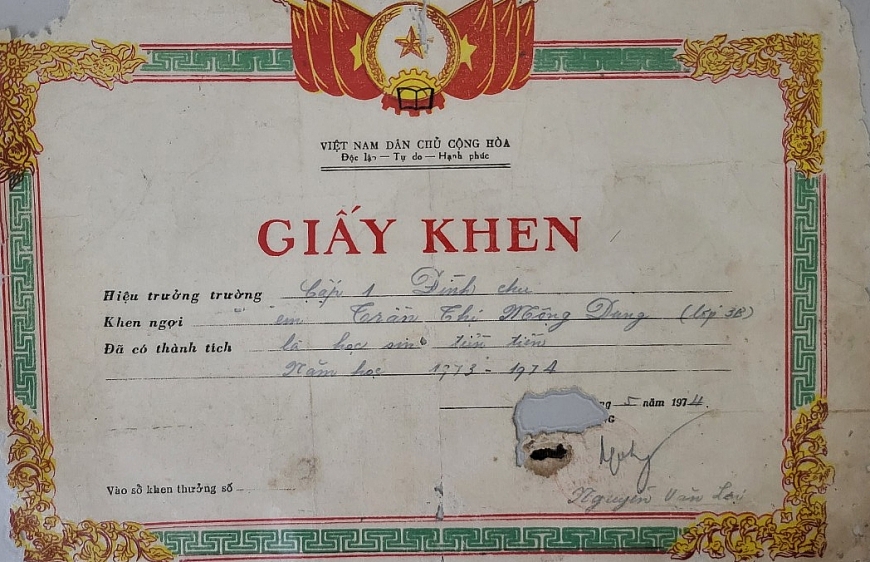 Giấy khen, Chứng nhận tốt nghiệp cấp cơ sở đều thể hiện bà Dung sinh ngày 20/8/1964.