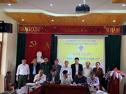 Hội Người cao tuổi tỉnh Hoà Bình: Tổ chức kí giao ước thi đua năm 2023