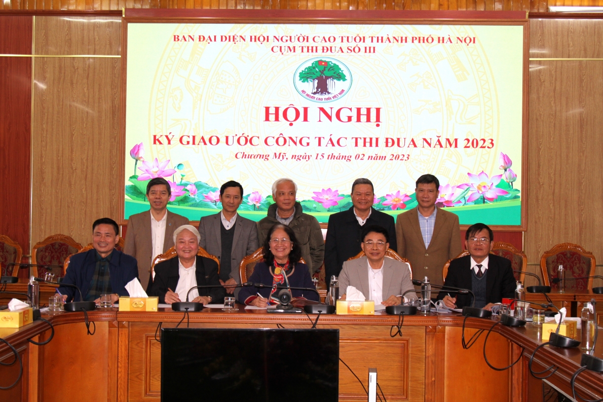 Hội NCT các huyện Cụm thi đua số III kí kết giao ước thi đua trước sự chứng kiến của lãnh đạo thành phố và địa phương