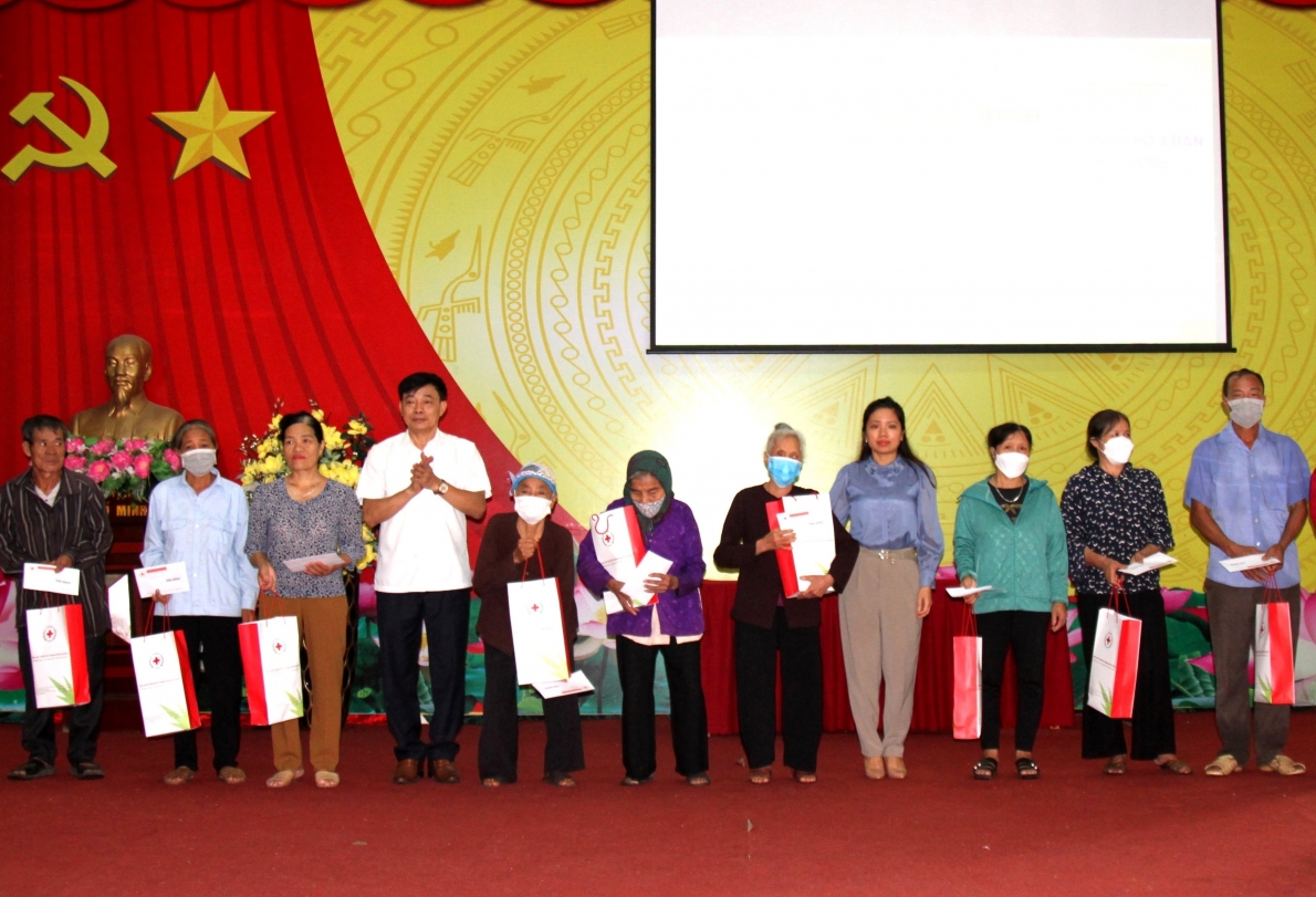 Hội NCT huyện Mỹ Đức, TP Hà Nội tặng quà NCT hoàn cảnh khó khăn nhân dịp Tết Nguyên đán Quý Mão 2023