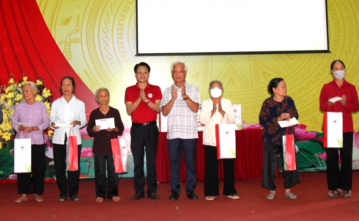 Hội NCT thành phố Hà Nội phối hợp với nhà tài trợ tặng quà NCT hoàn cảnh khó khăn huyện Mỹ Đức