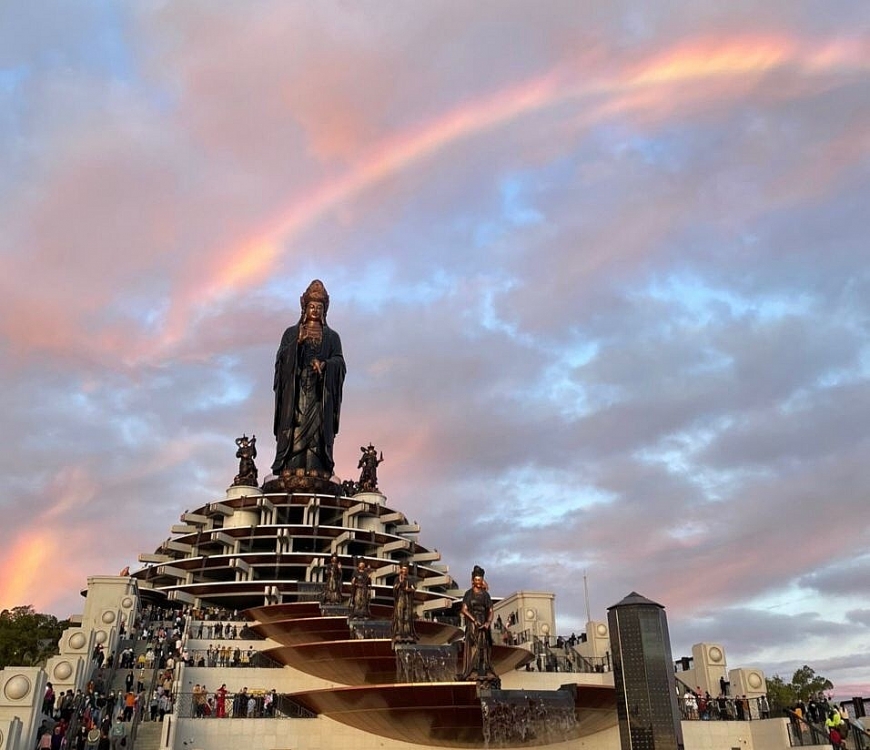 Chưa thể đến Bắc Mỹ hay Canada săn mây dạ quang, đến Núi Bà Đen để ngắm mây siêu hiếm