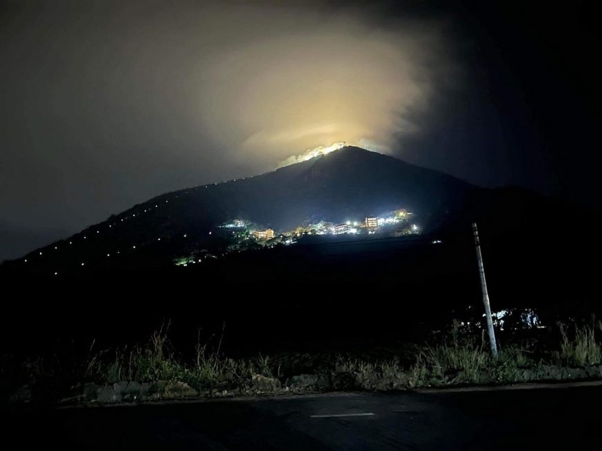 Chưa thể đến Bắc Mỹ hay Canada săn mây dạ quang, đến Núi Bà Đen để ngắm mây siêu hiếm