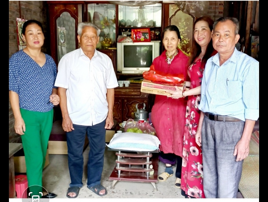 Hội NCT phường Cốc Lếu tặng quà cho NCT trong dịp tết 2023