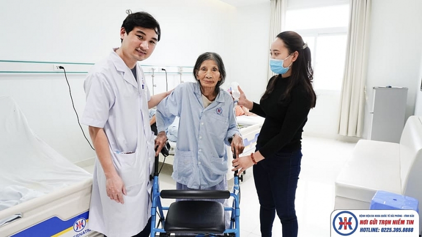 Một bệnh nhân cao tuổi tập phục hồi sau phẫu thuật thay khớp háng