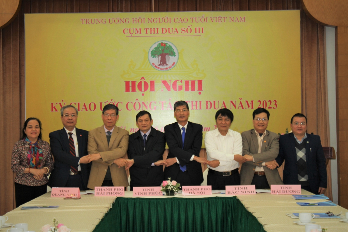 Các đại biểu cùng nắm tay biểu thị tinh thần đoàn kết, quyết tâm thực hiện tốt các nội dung cam kết