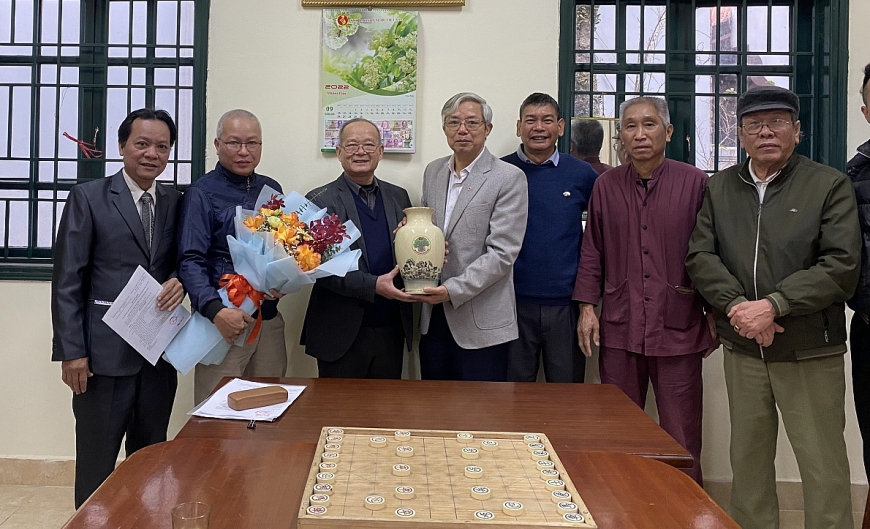 Ông Nguyễn Xuân Lập, tặng quà cho CLB.