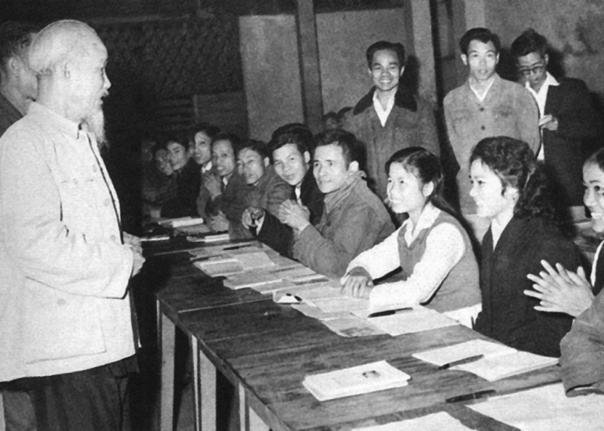 Chủ tịch Hồ Chí Minh thăm lớp học buổi tối của công nhân Nhà máy Ô tô 1/5 ngày 19/12/1963. Ảnh tư liệu lịch sử.
