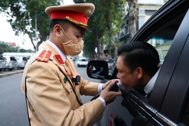 Lực lượng CSGT - CATP Hà Nội kiểm tra lái xe về nồng độ cồn