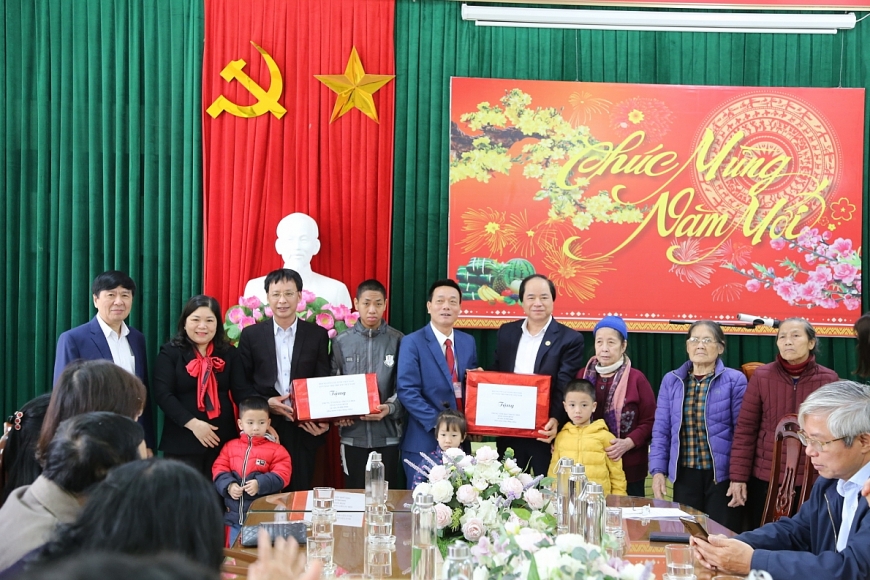 Phó Chủ tịch Trương Xuân Cừ trao quà tại Trung tâm Bảo trợ và Công tác xã hội tỉnh Ninh Bình