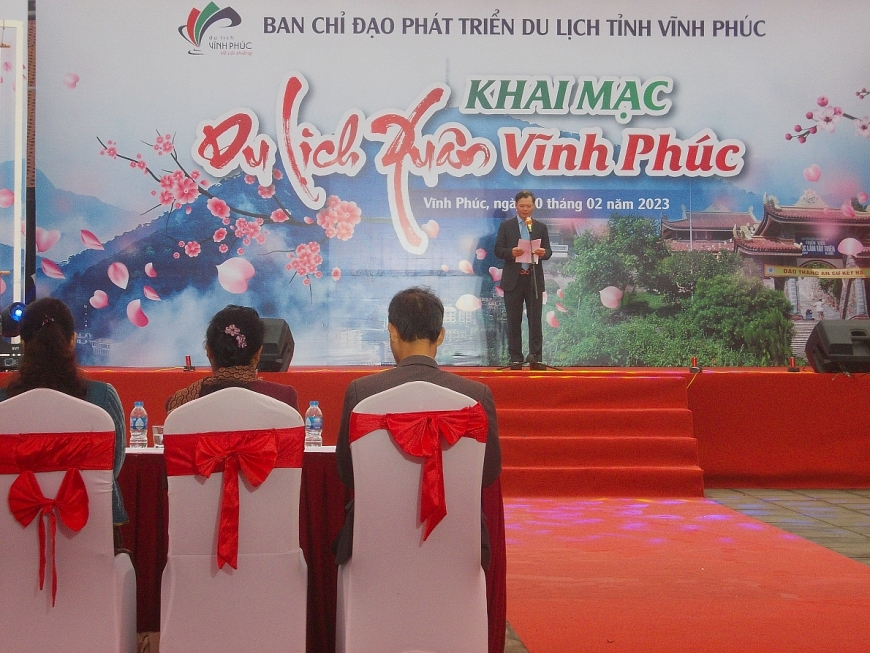 Ông Bùi Hồng Đô - Giám đốc Sở VH-TT &DL khai mạc và tiết mục văn nghệ chào mừng Khai mạc Du lịch Xuân Vĩnh Phúc 2023