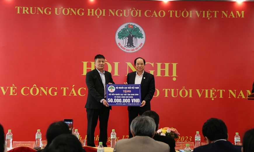 Phó Chủ tịch Hội Trương Xuân Cừ tặng quà cho hội viên NCT Ninh Bình