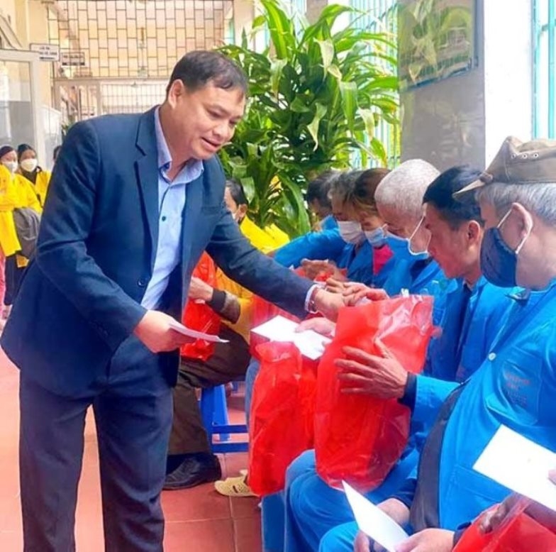 Tặng quà NCT thị xã Phú Thọ đang điều trị tại bệnh viện