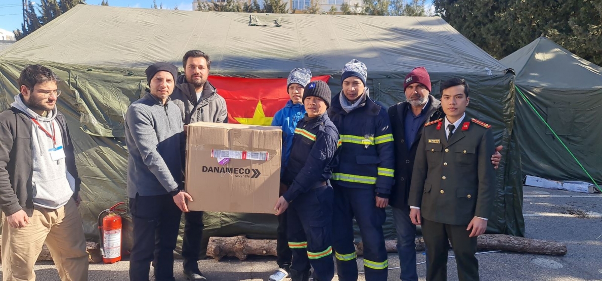 Đoàn công tác Bộ Công an tham gia cứu nạn, cứu hộ tại Thổ Nhĩ Kỳ tặng quà cho người dân