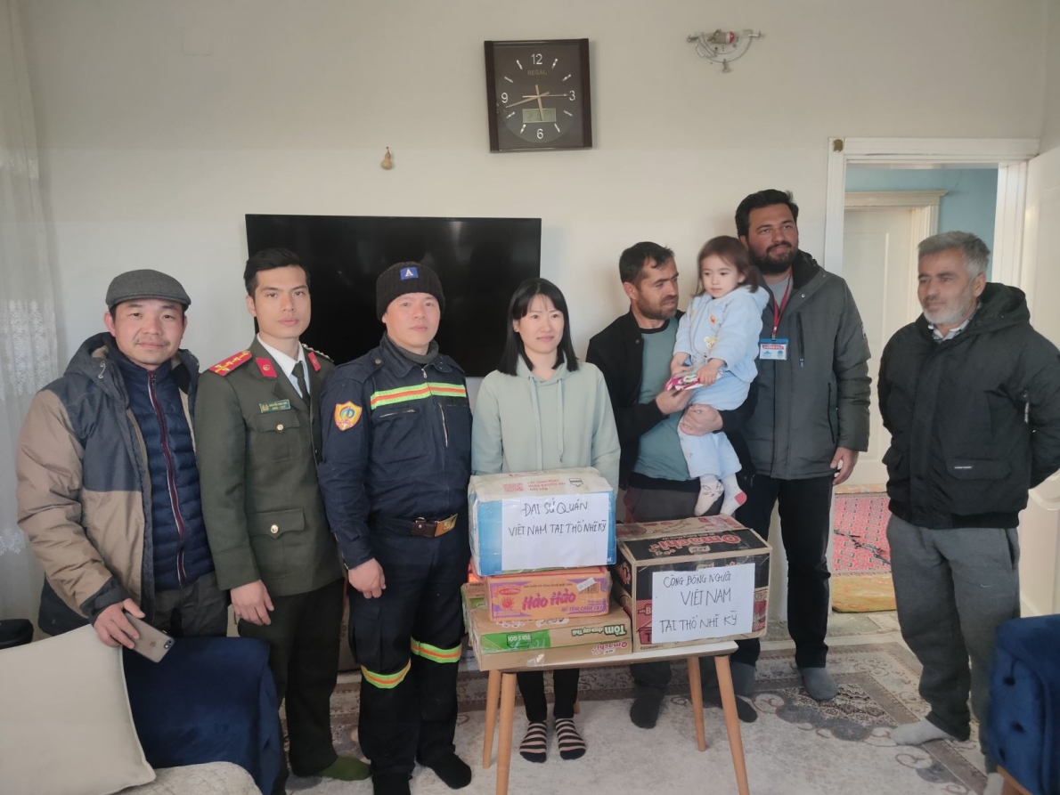 Đoàn công tác thăm và tặng quà người Việt Nam tại Thổ Nhĩ Kỳ