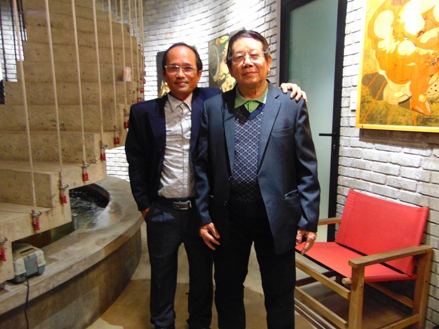 Nhạc sĩ Đinh Gia Hòa (bìa phải) và tác giả.