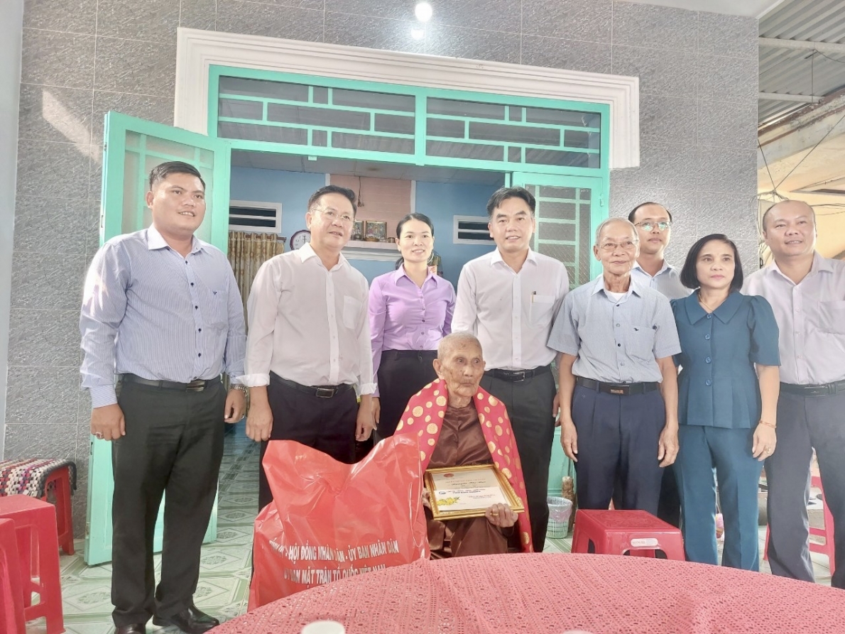 Cụ Nguyễn Thị Rực hát tặng đoàn đến thăm.