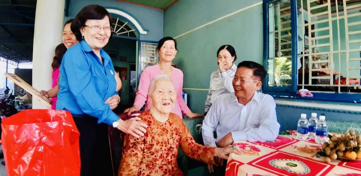 Dù đã 100 tuổi nhưng cụ Nguyễn Thị Rành vẫn hài hước trò chuyện