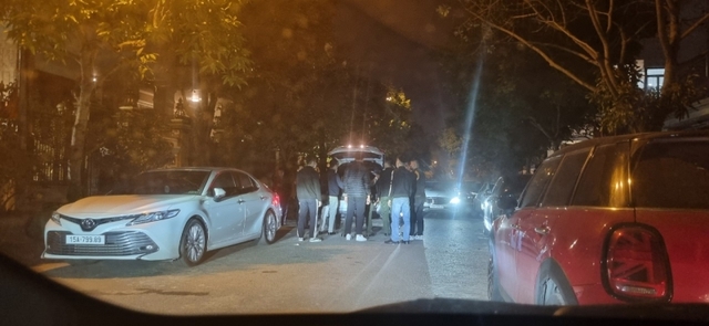 Lực lượng Công an có mặt tại trước nhà riêng của ông Đỗ Hữu Ca. Ảnh CAND