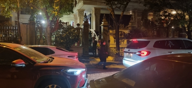 Lực lượng chức năng khám xét nơi ở của ông Đỗ Hữu Ca. Ảnh CAND