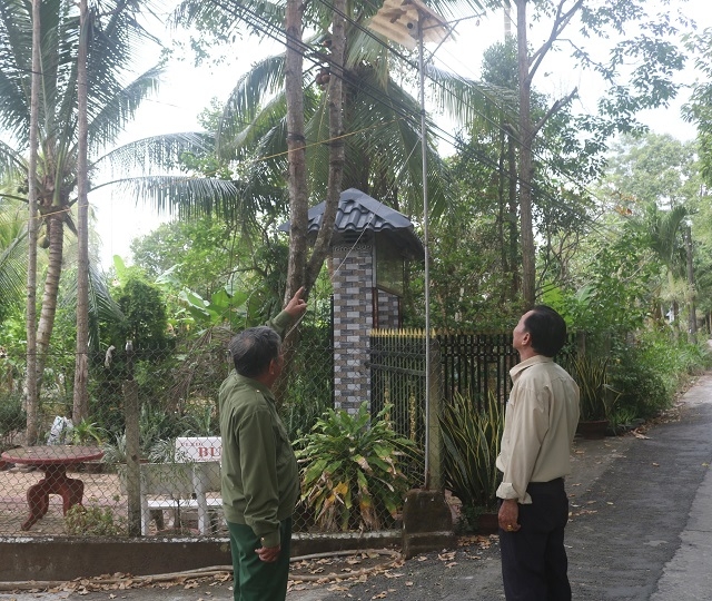  Dù tuổi cao nhưng ông Nguyễn Hoàng Nam luôn nêu cao tinh thần trách nhiệm giữ gìn cuộc sống bình yên cho bà con xóm ấp