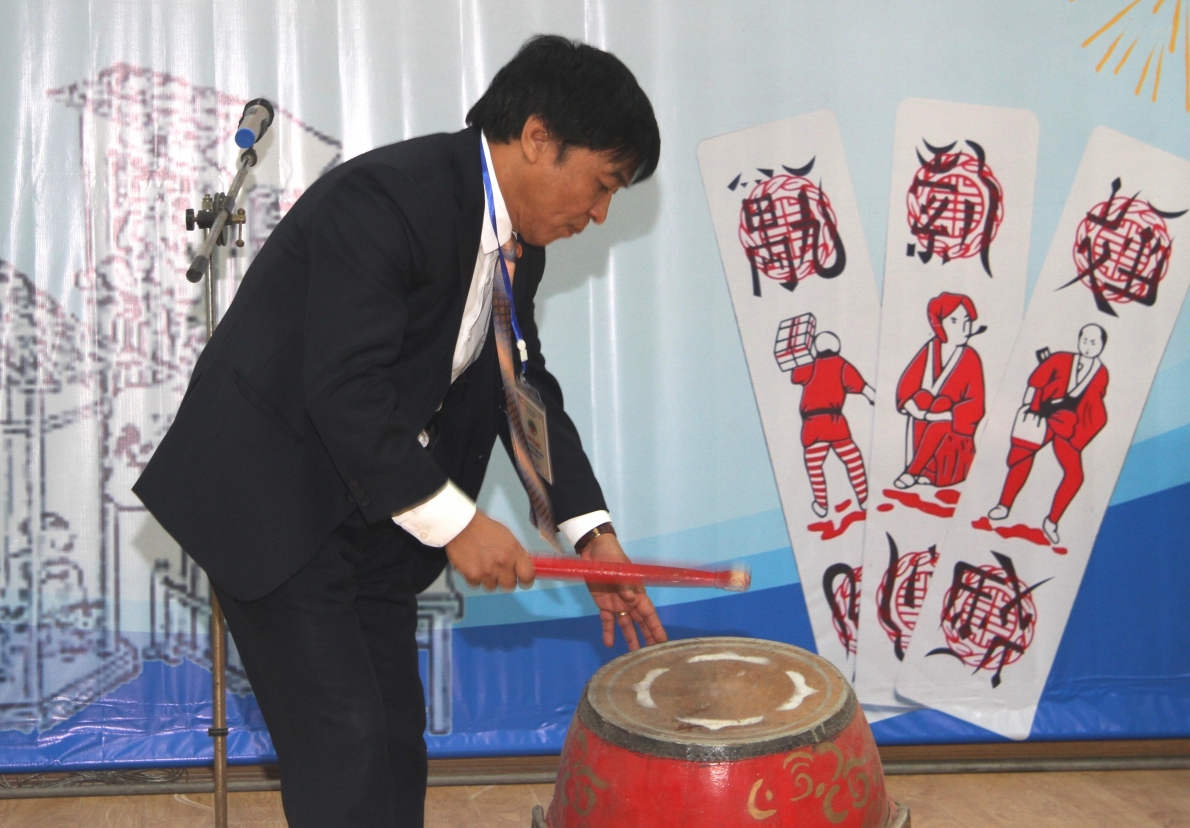 Ông Vũ Bá Rồng đánh trống khai mạc Hội thi Tổ tôm điếm NCT tỉnh Bắc Ninh năm 2020