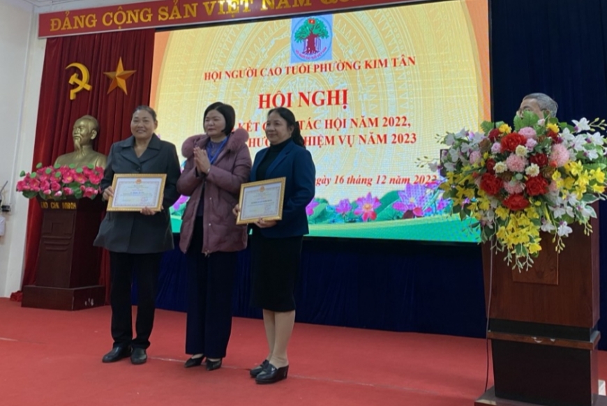 Bà Phạm Thị Huệ, Phó Bí thư Thường trực Đảng ủy phường (đứng giữa) trao Giấy khen của UBND cho NCT có thành tích xuất sắc năm 2022.	  