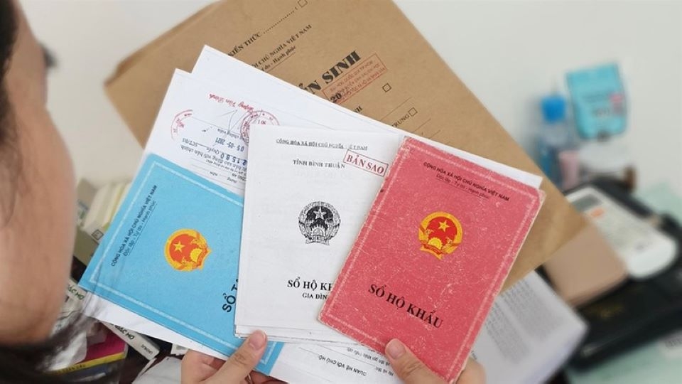 Không yêu cầu người dân phải xuất trình, nộp sổ hộ khẩu khi giải quyết thủ tục hành chính. Ảnh minh hoạ 