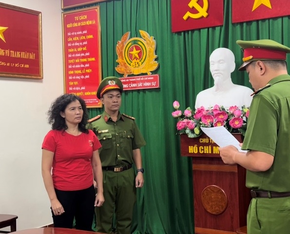 Phòng Cảnh sát hình sự, Công an Thành phố Hồ Chí Minh tống đạt các Quyết định, Lệnh đối với bị can Đặng Thị Hàn Ni.