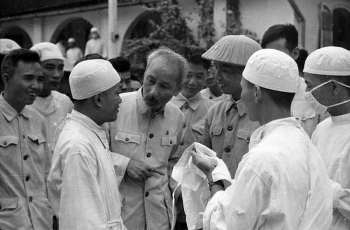 Chủ tịch Hồ Chí Minh với người thầy thuốc