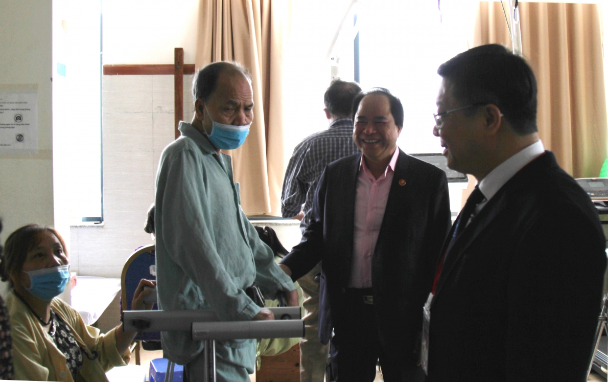 PGS, TS Nguyễn Trung Anh đưa Phó Chủ tịch Trương Xuân Cừ thăm khu làm việc và điều trị của Bệnh viện