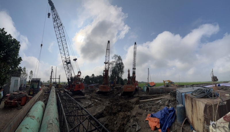 Hiện trường cứu hộ vụ cháu bé bị lọt vào lỗ cọc bê-tông. 