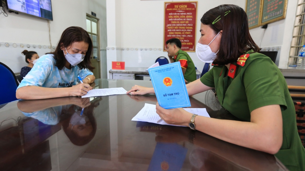 Xử lý nghiêm cán bộ, công chức, viên chức yêu cầu người dân xuất trình sổ hộ khẩu giấy. Ảnh minh hoạ