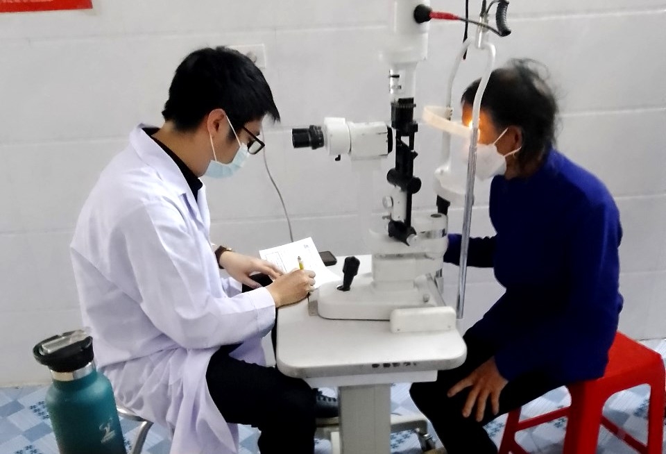 Khám mắt cho NCT thị xã Kỳ Anh, tỉnh Hà Tĩnh