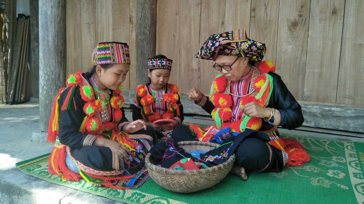 NCT xã Thổ Bình, huyện Lâm Bình truyền nghề may thổ cẩm dân tộc truyền thống cho con cháujpg