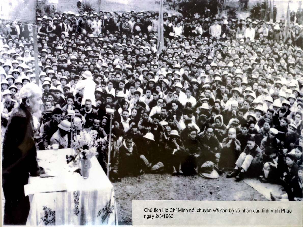 Bài 1: Bác nói khi về thăm Vĩnh Phúc: “Đồng bào tỉnh ta phải ra sức phấn đấu, quyết đánh thắng giặc hạn, quyết giành vụ Đông Xuân thắng lợi”