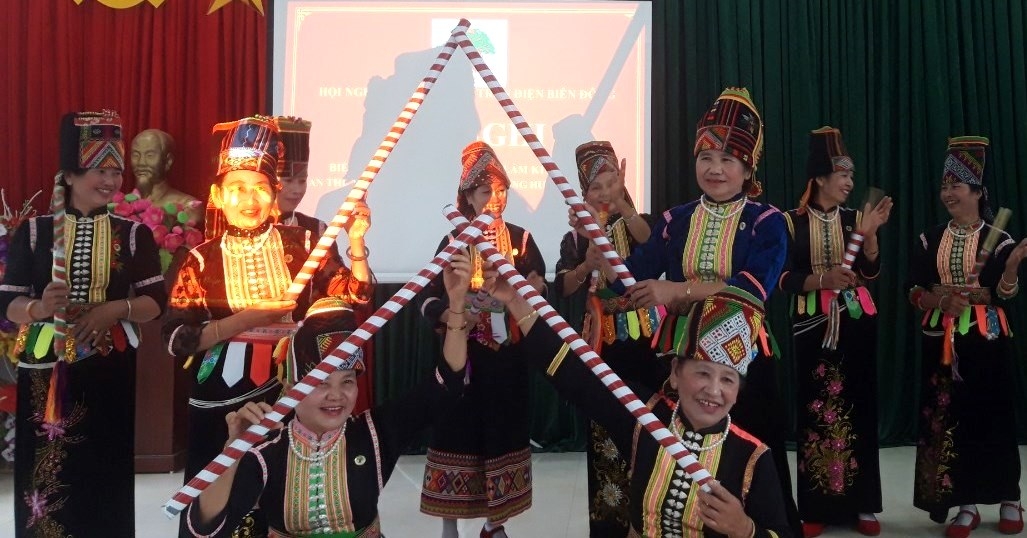 Tiết mục văn nghệ của NCT huyện Điện Biên Đông, tỉnh Điện Biên